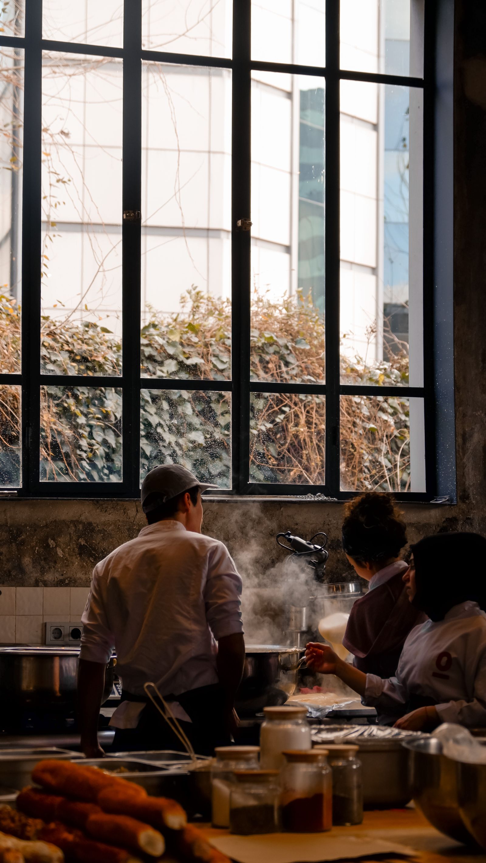 Tým kuchařů při práci v restauraci
